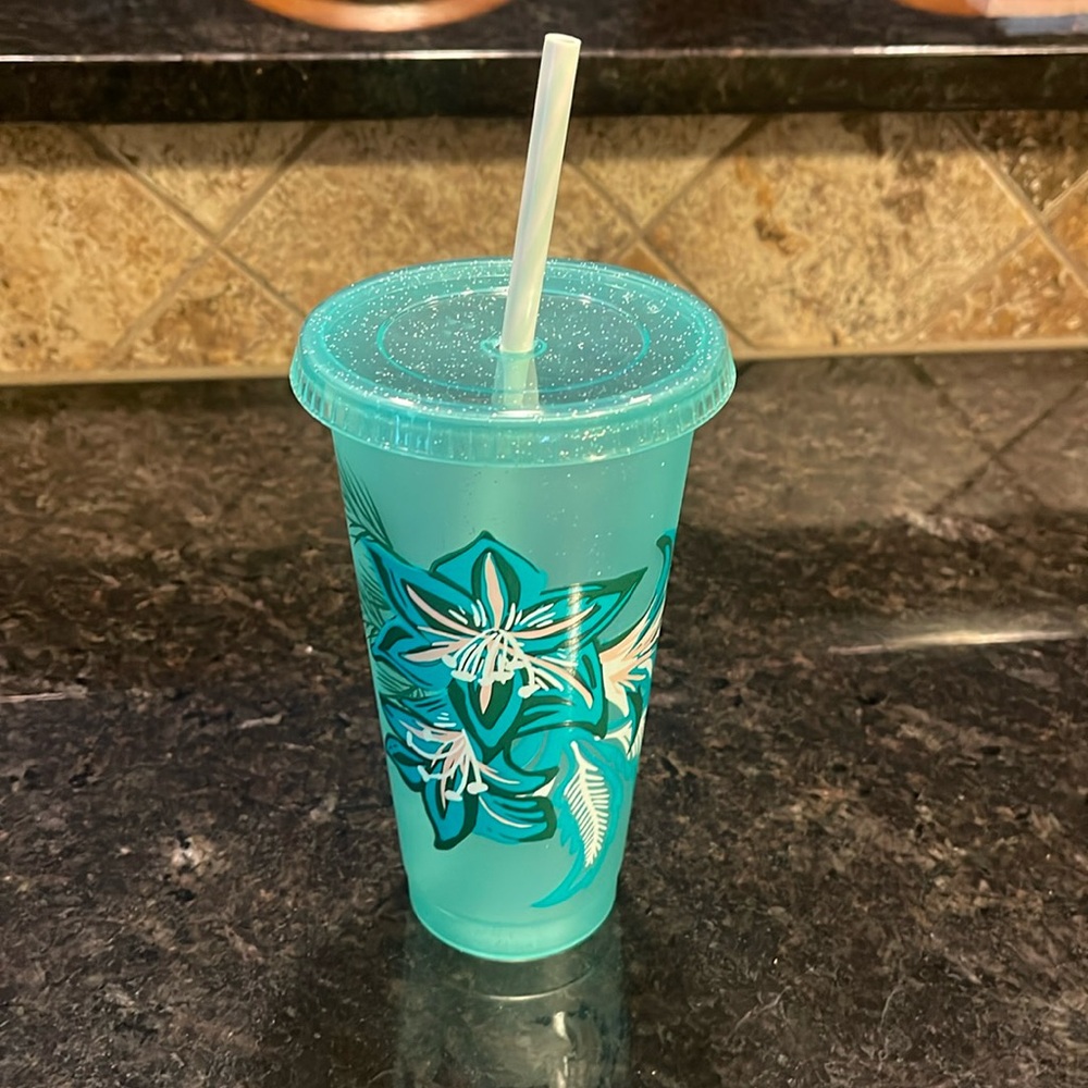 Starbucks cold beverage cup with straw. 24 fl oz. New!